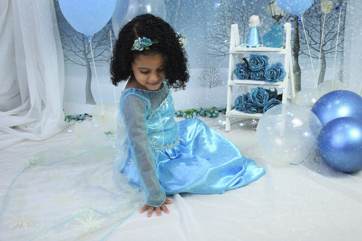 Debora olhando para a mão