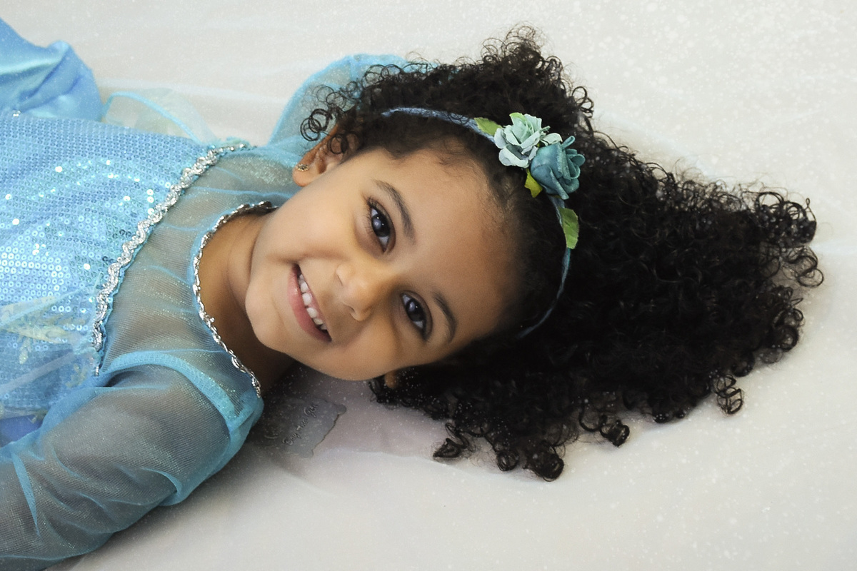 Debora deitada no chão