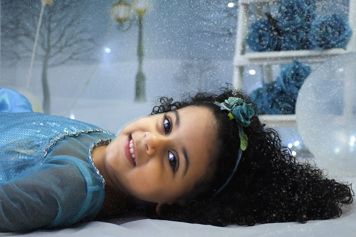 Debora olhando de lado