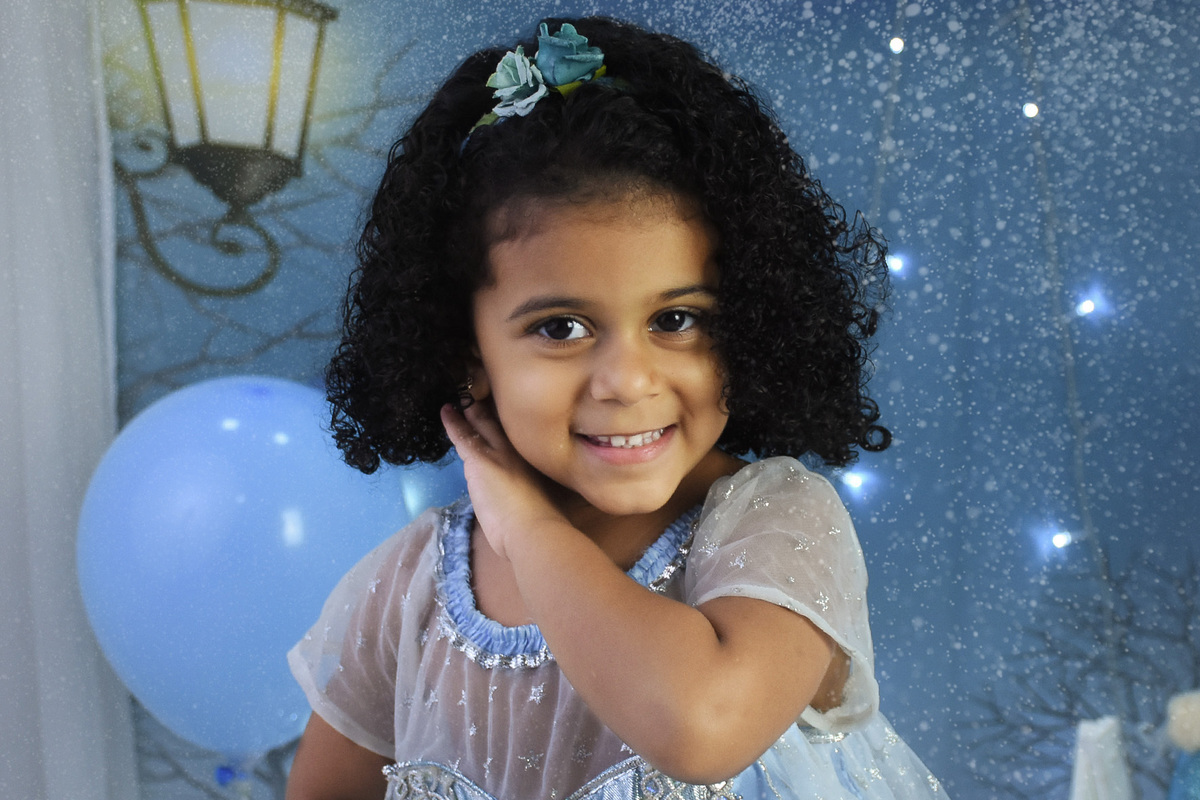 Debora mao na orelha