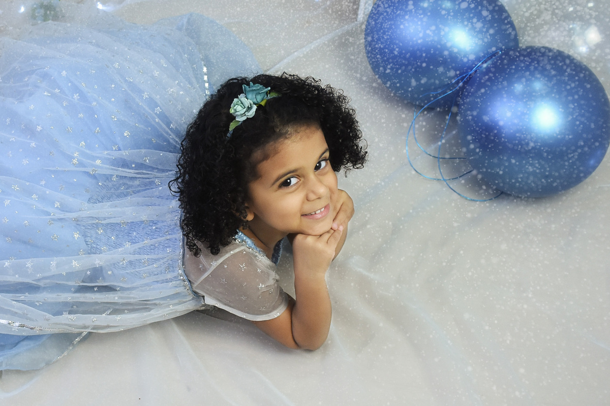 Debora deitada no chão