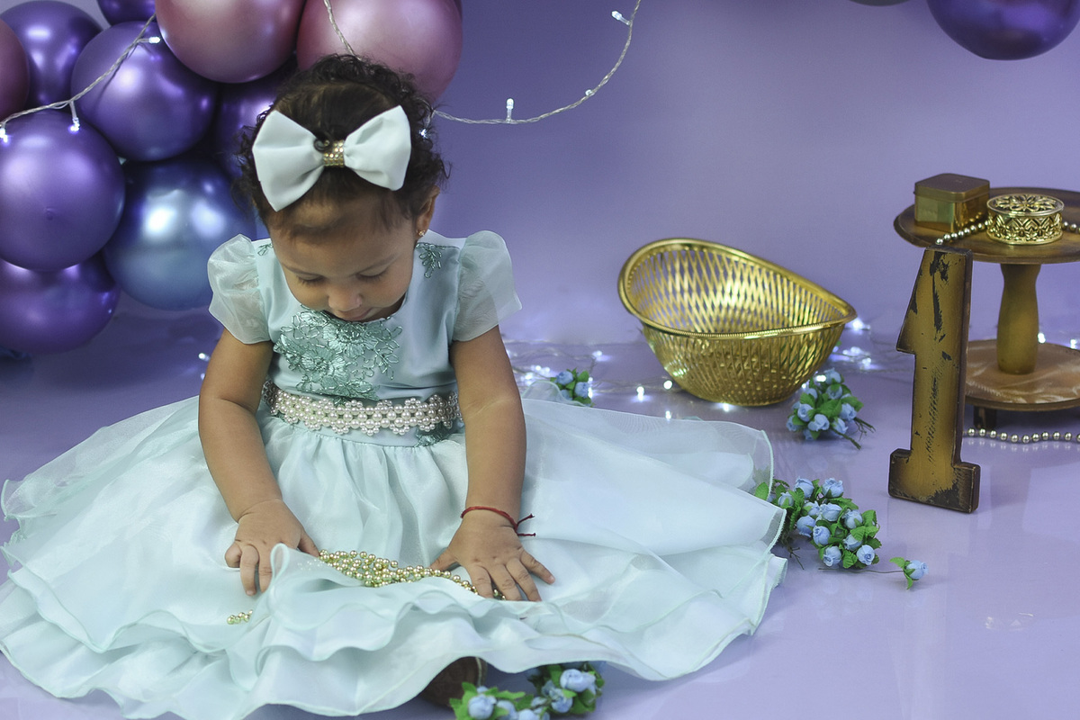 Ana Julia olhando para baixo