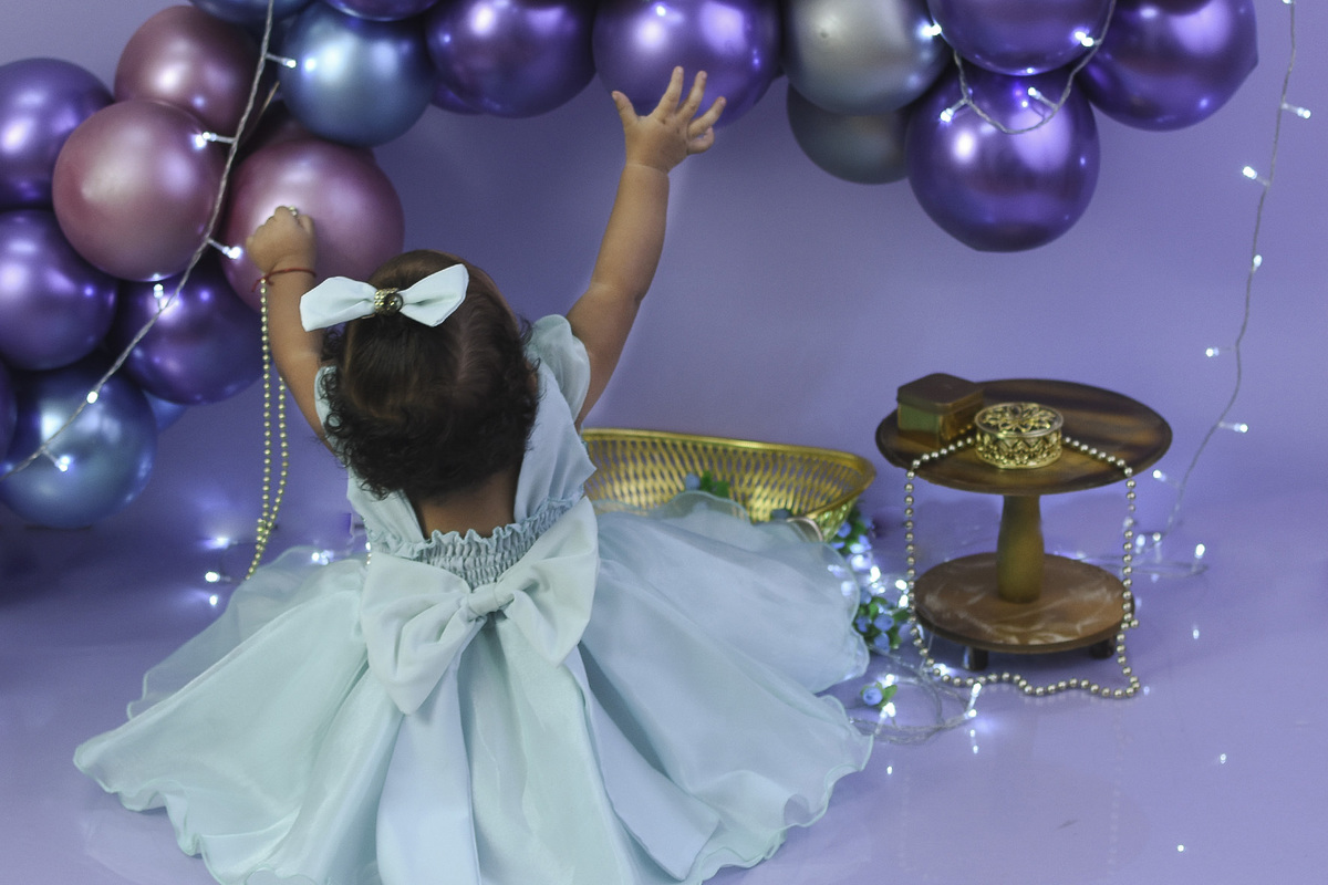 Ana Julia pegando nos baloes