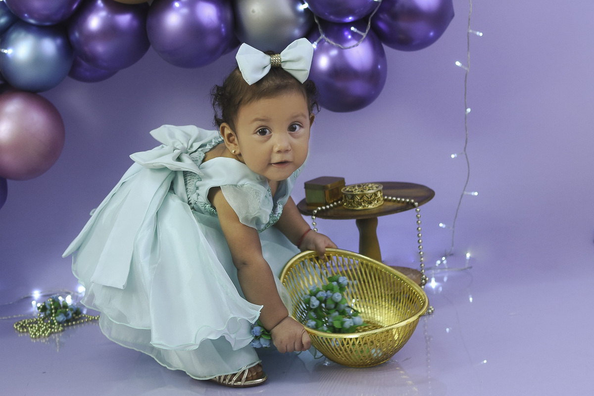 Ana Julia arrumando o cenario