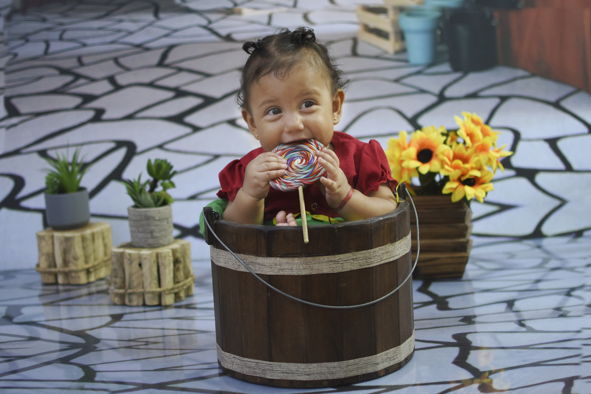 Ana Julia comendo o pirulito