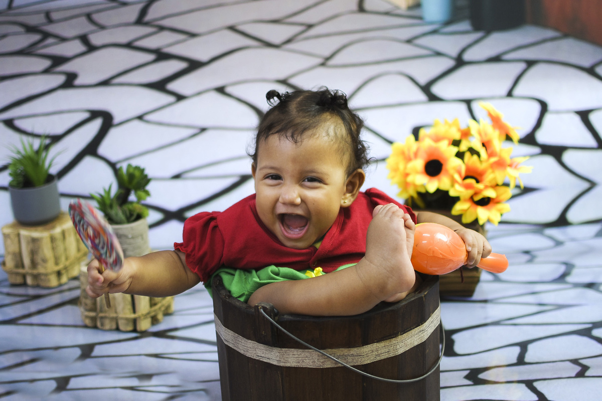 Ana Julia com o pezinho fora do barril