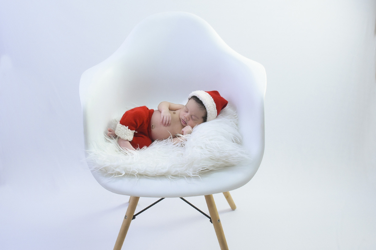 Pedro  na cadeira branca