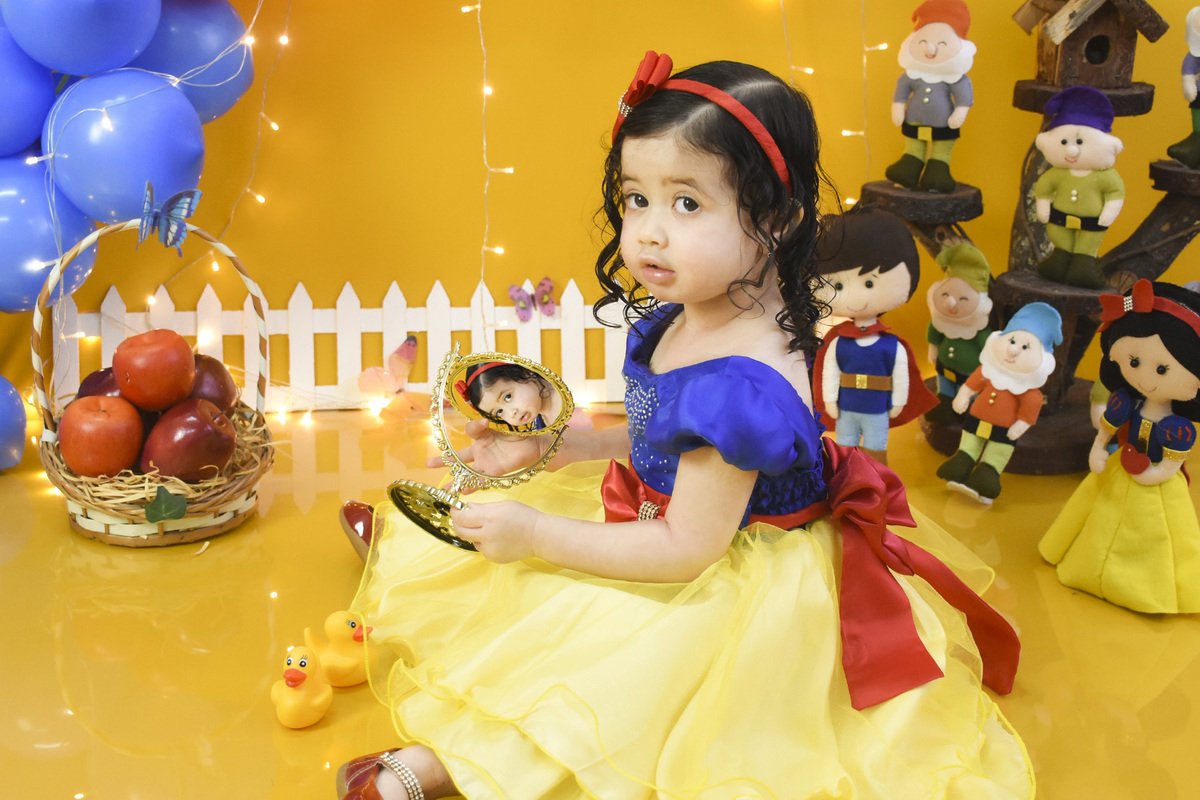 Julia  refletida no espelho