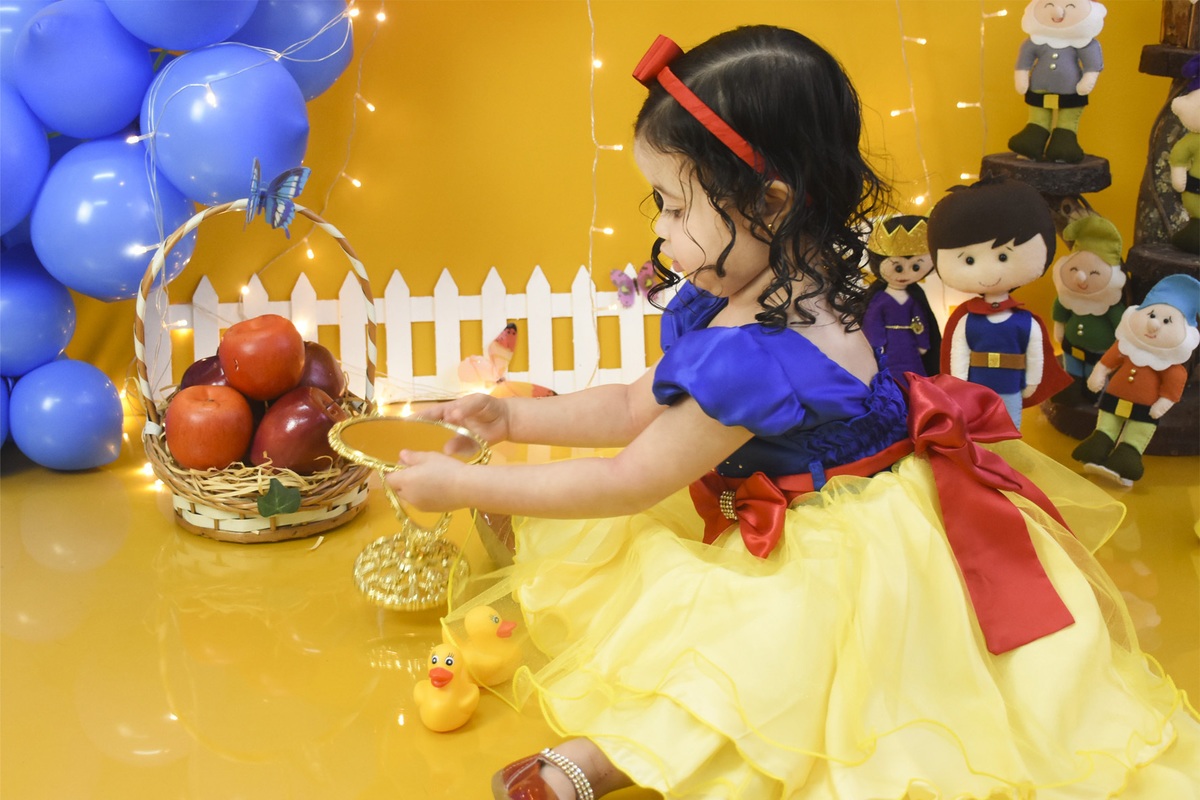 Julia  com o espelho