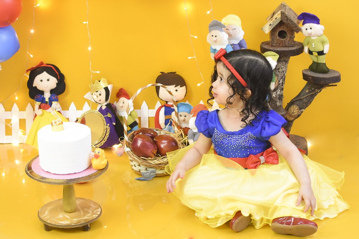 Julia  olhando de lado