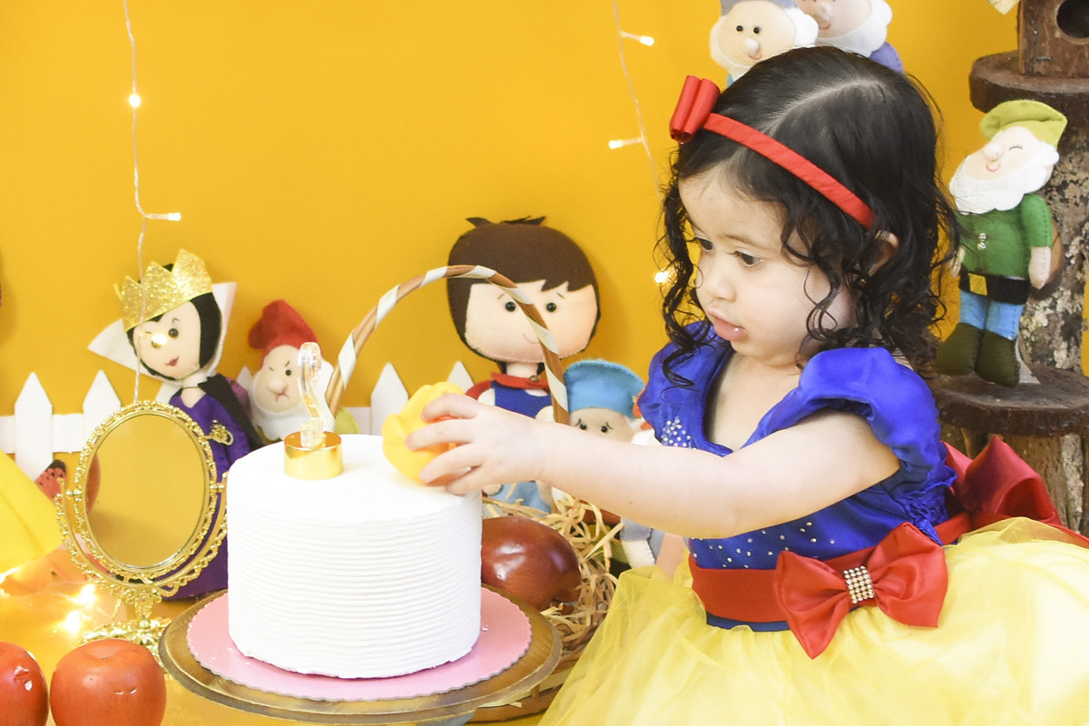 Julia  brincando com o bolo