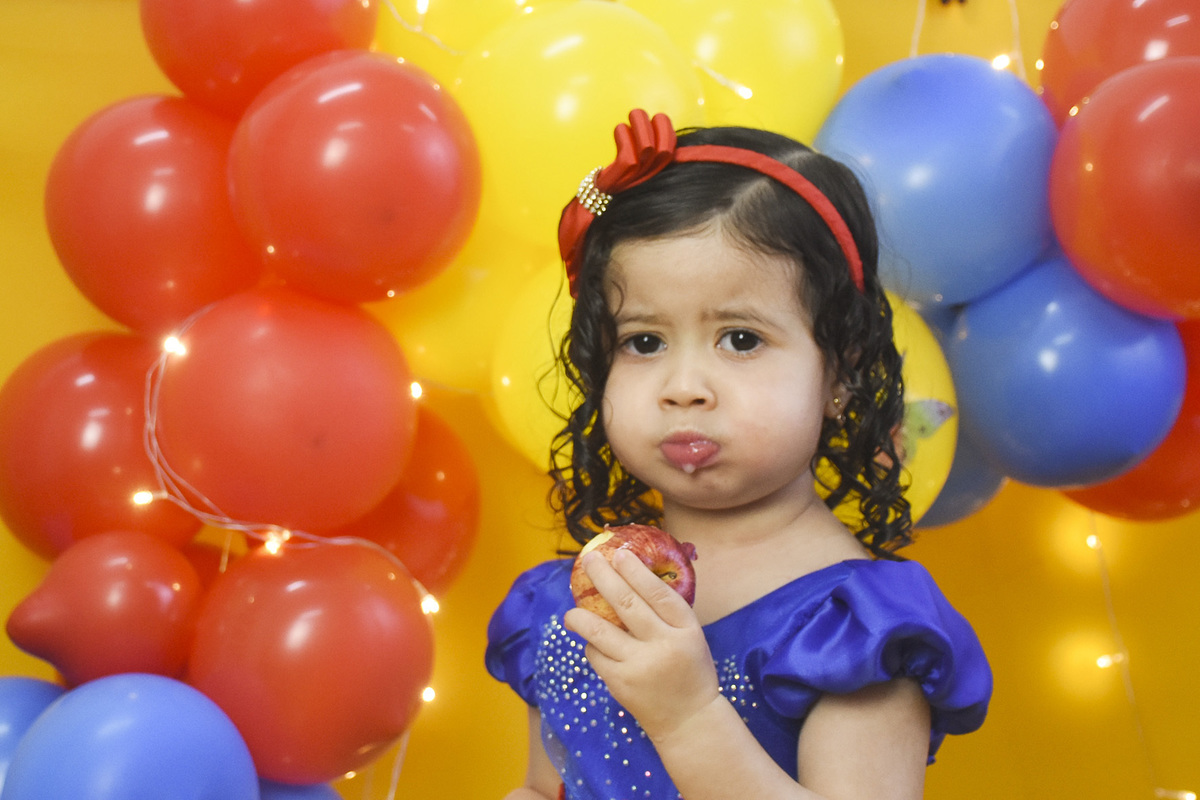 Julia  comendo maçã