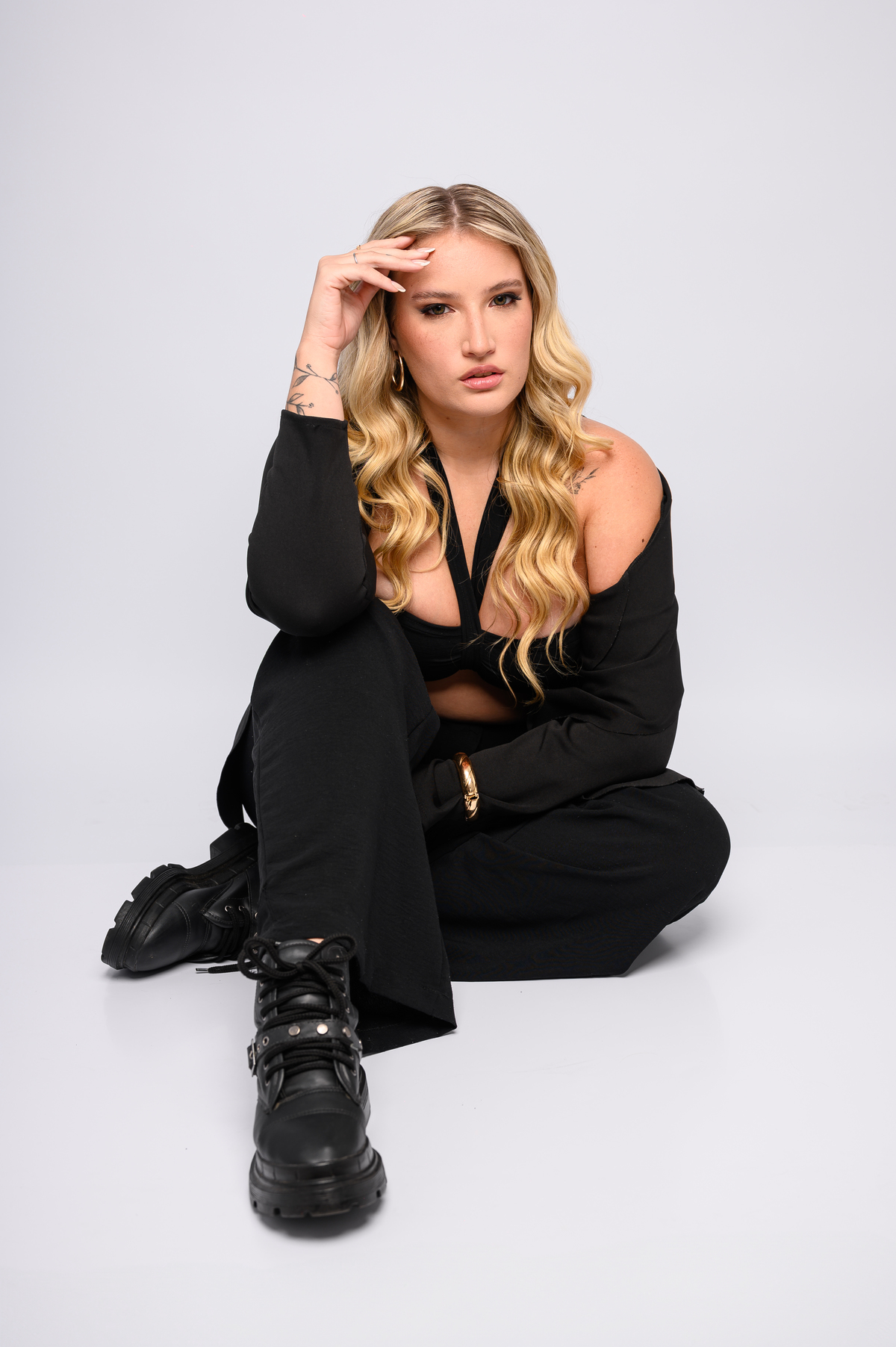 FOTO SENTADA EM ESTUDIO