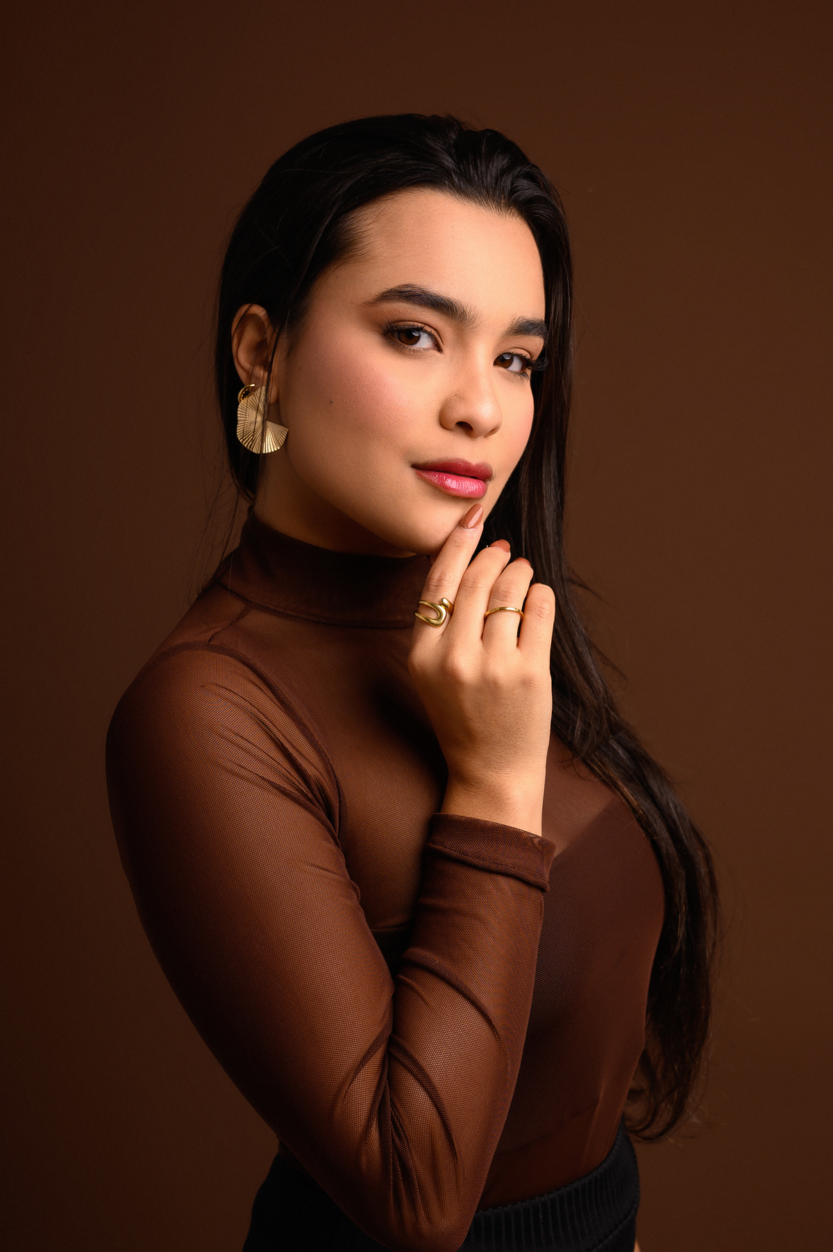 ENSAIO ESTUDIO FUNDO MARROM