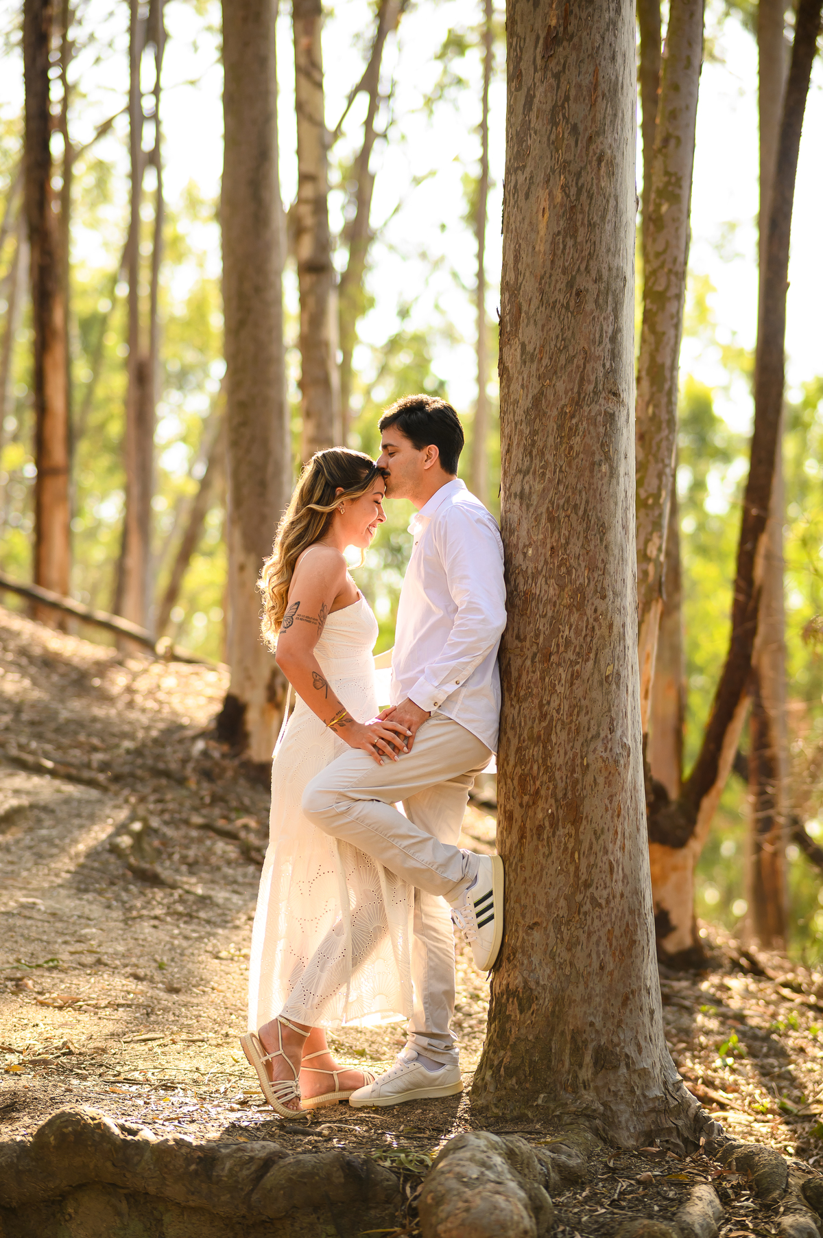 fotografia de casal no parque da cidade