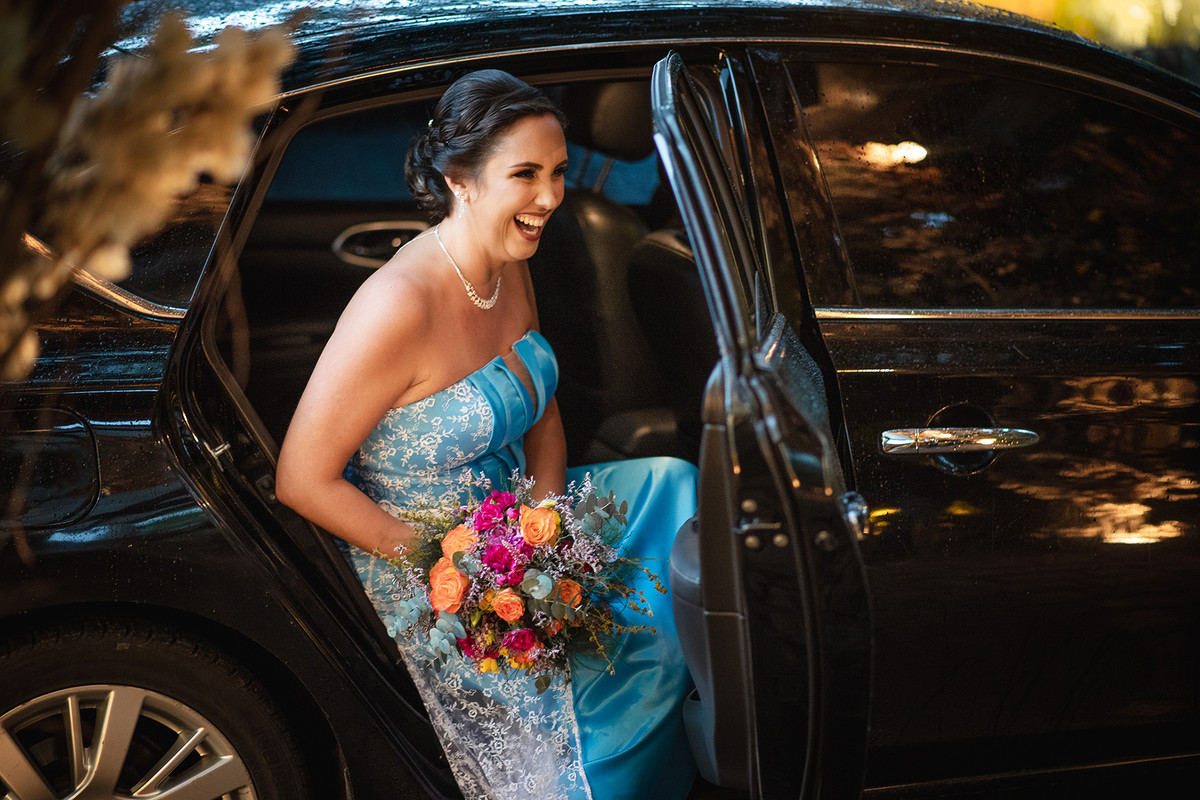 Noiva saindo do carro