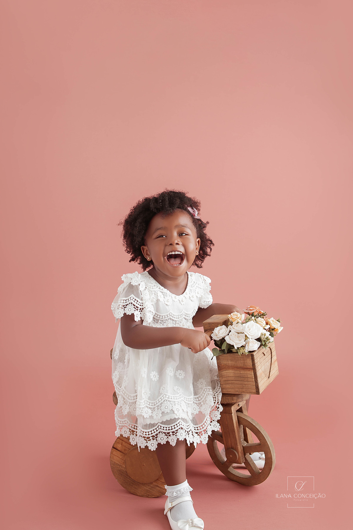 Uma bicicleta, rosas e Maria Luísa!

Quem tem uma princesa dessa não precisa de cenário. 