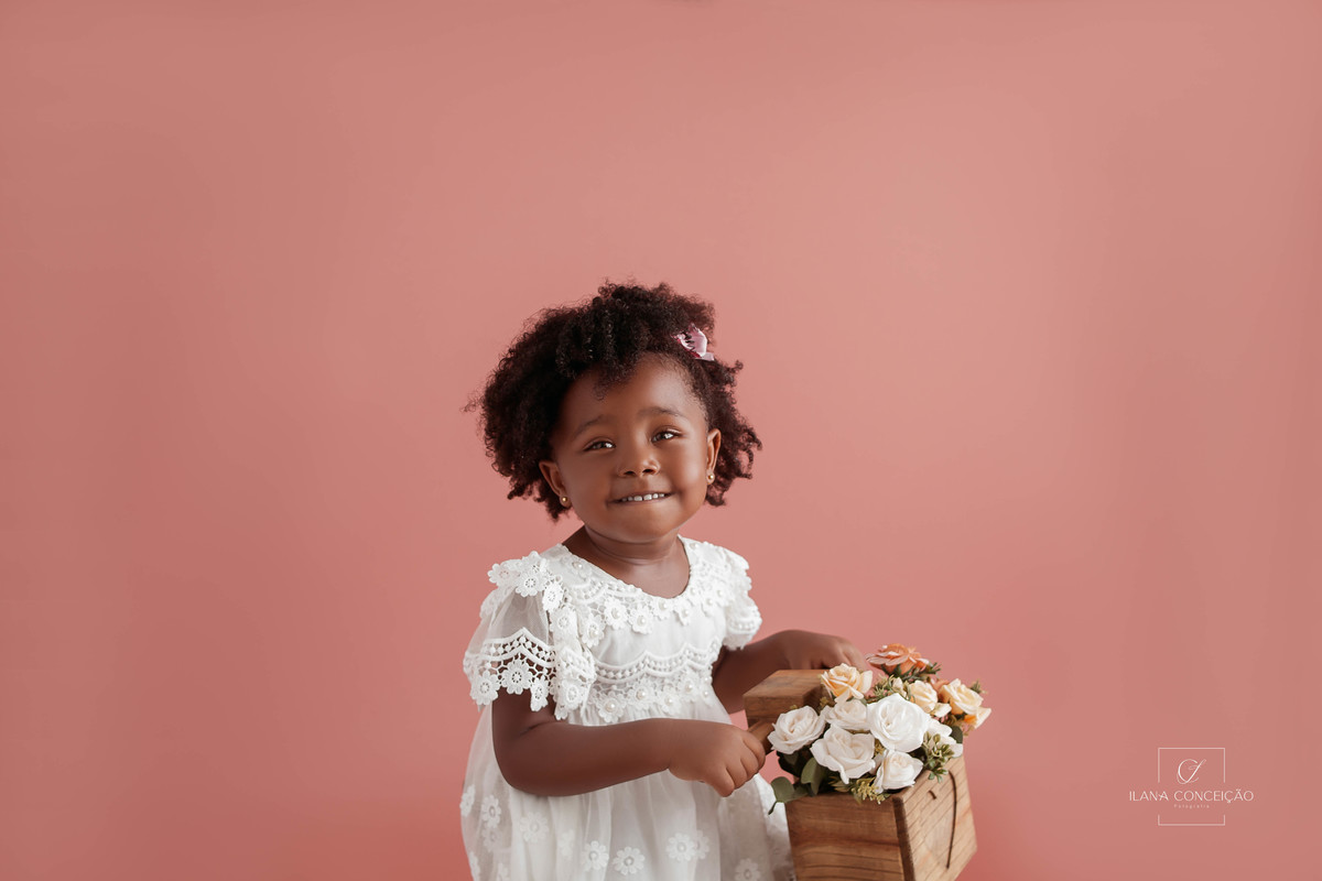 Uma bicicleta, rosas e Maria Luísa!

Quem tem uma princesa dessa não precisa de cenário. 