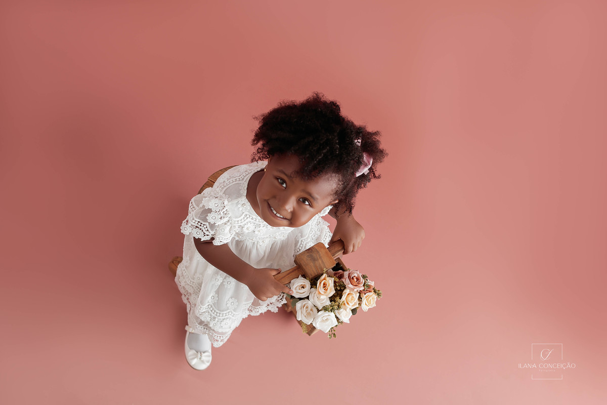 Uma bicicleta, rosas e Maria Luísa!

Quem tem uma princesa dessa não precisa de cenário. 