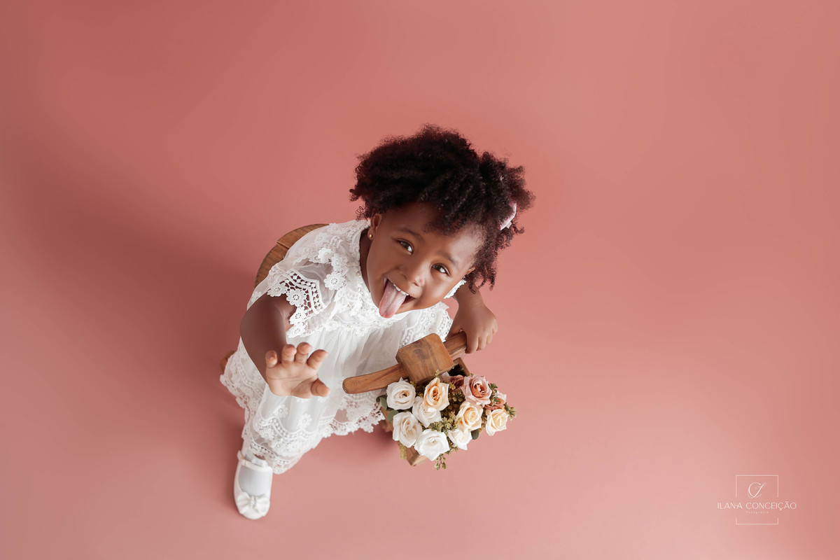 Uma bicicleta, rosas e Maria Luísa!

Quem tem uma princesa dessa não precisa de cenário. 