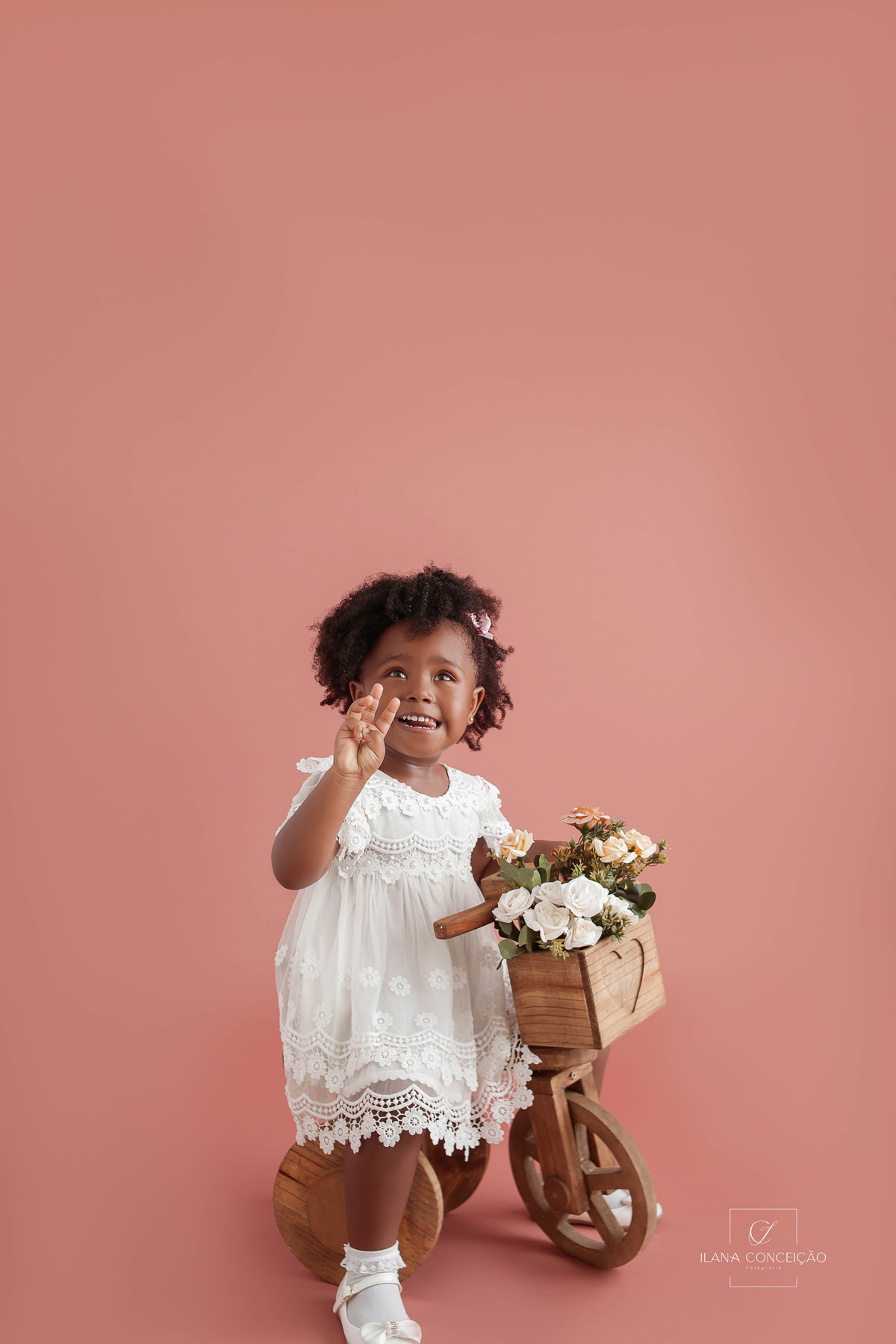 Uma bicicleta, rosas e Maria Luísa!

Quem tem uma princesa dessa não precisa de cenário. 