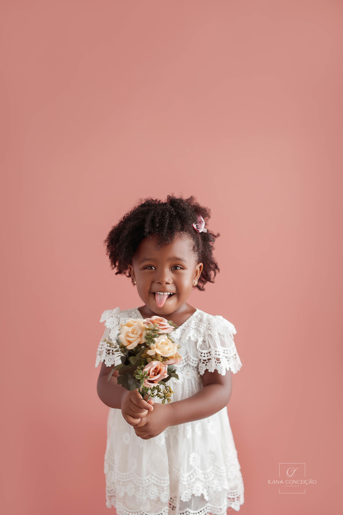 Uma bicicleta, rosas e Maria Luísa!

Quem tem uma princesa dessa não precisa de cenário. 