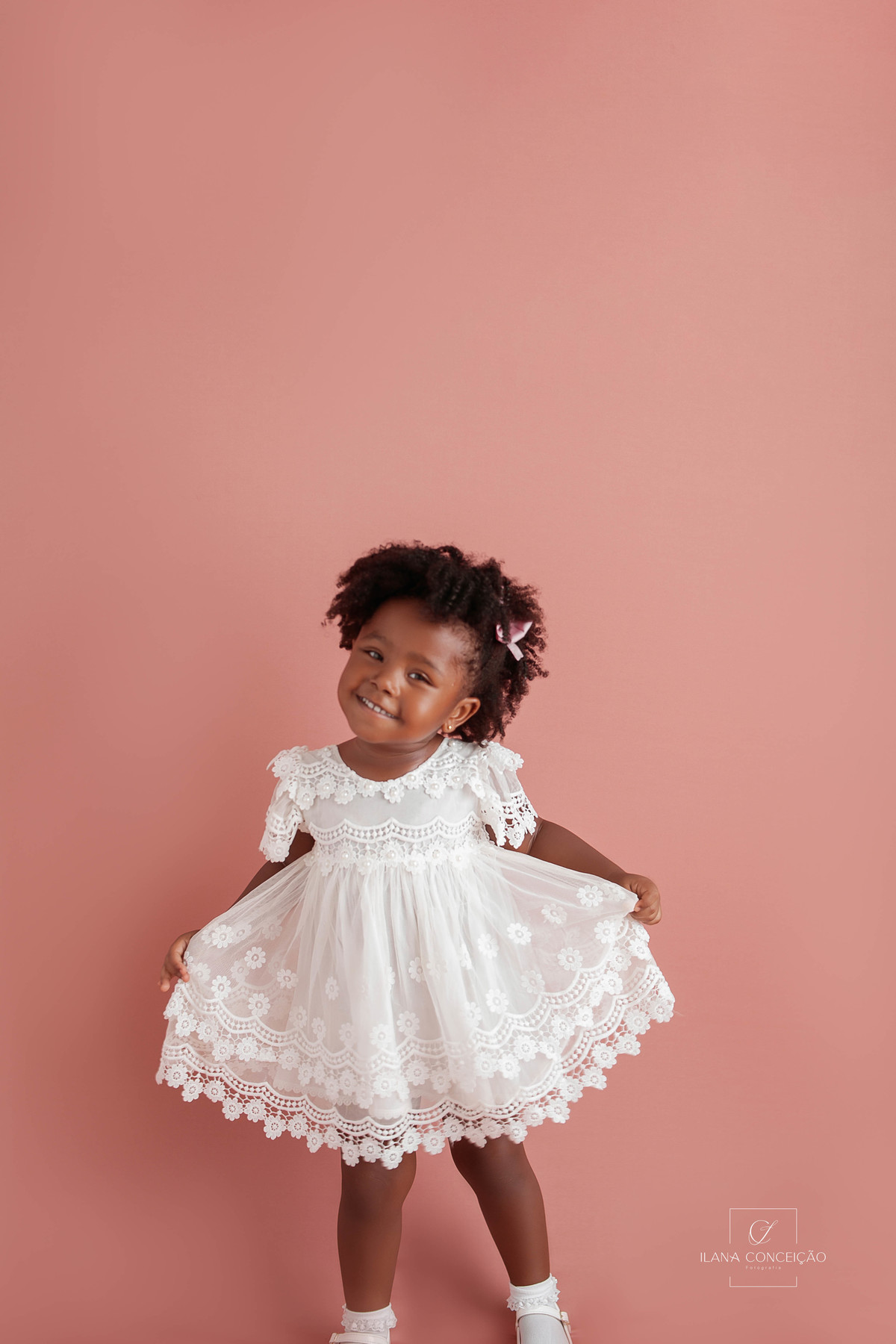 Uma bicicleta, rosas e Maria Luísa!

Quem tem uma princesa dessa não precisa de cenário. 