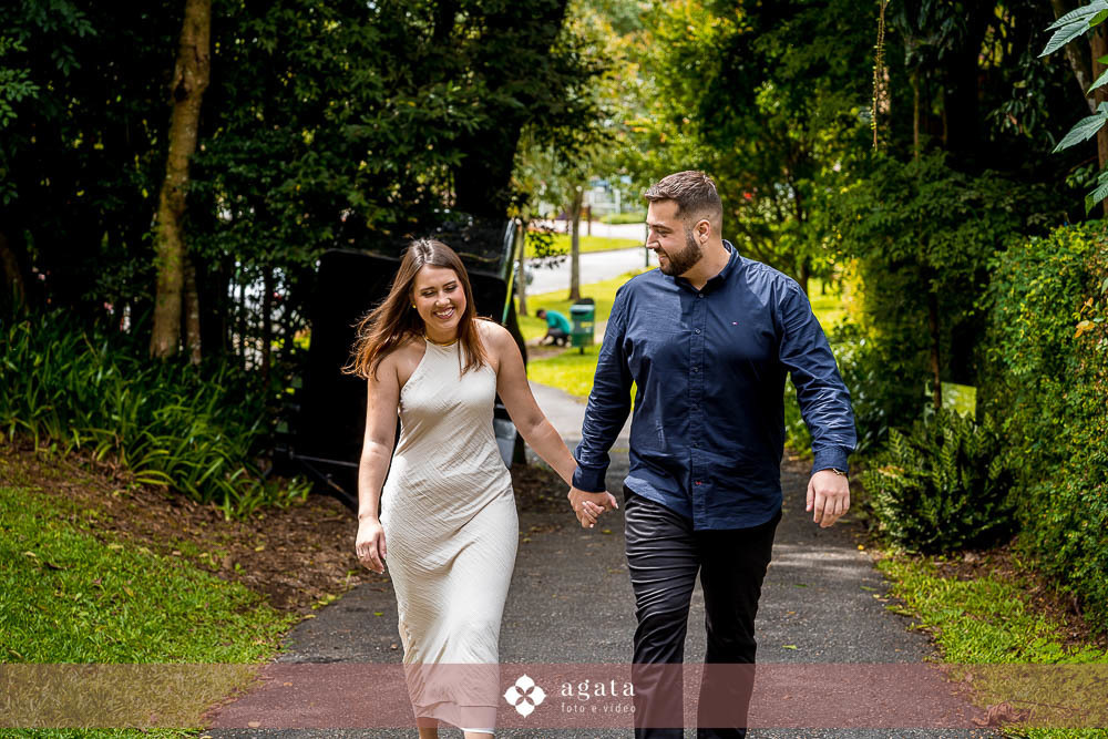 casal andando de mãos dadas