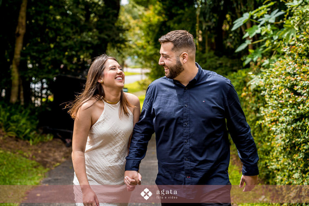 casal andando de mãos dadas se olhando