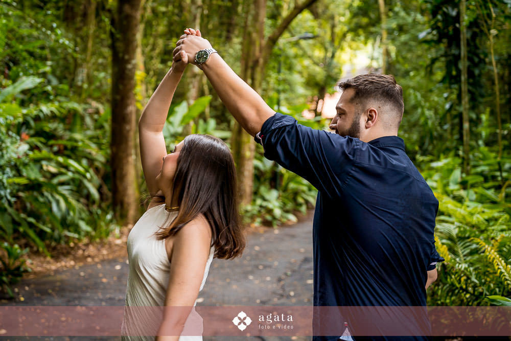 casal de noivos dançando