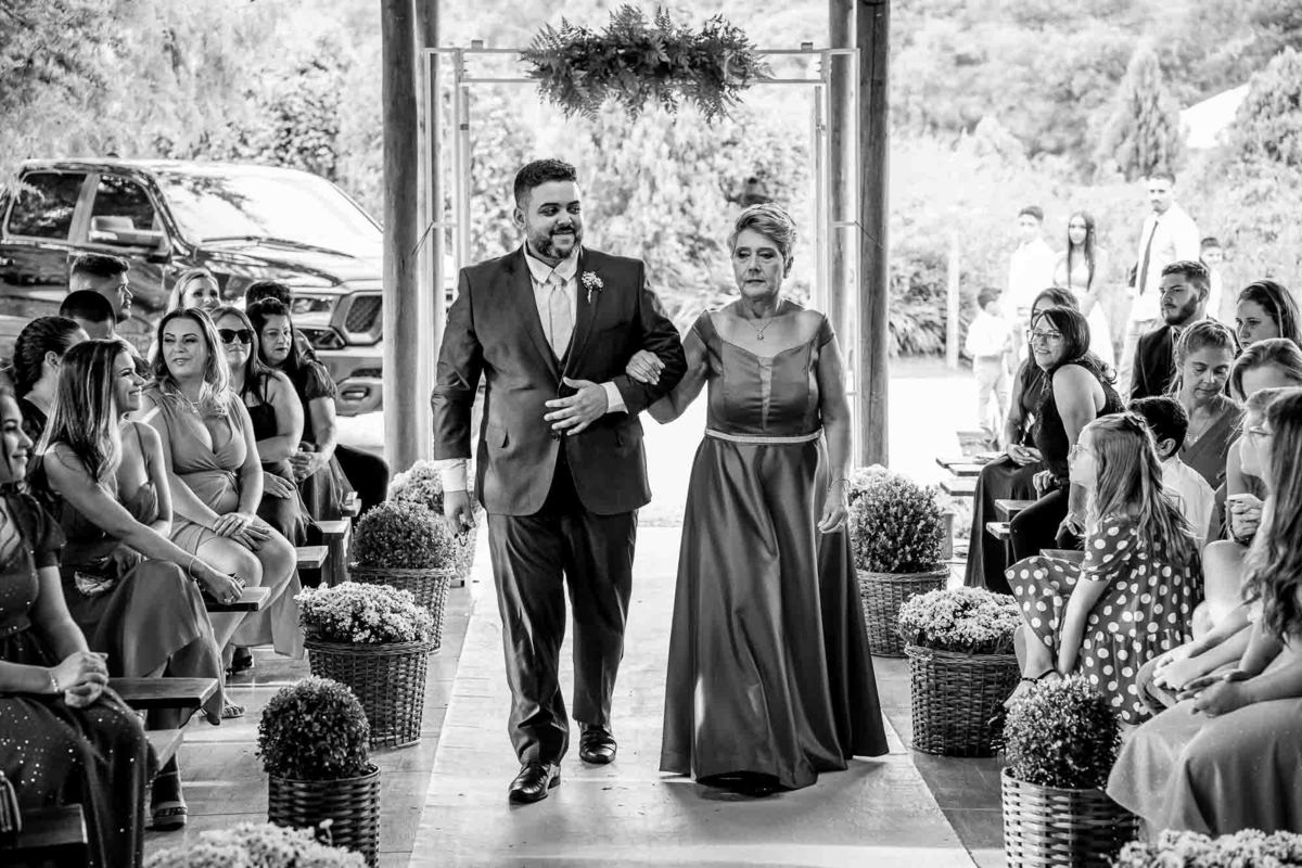 making of do noivo - noivo - sitio do caqui - casamento curitiba - terço - paletó noivo - carro noivo - dodgeram - filhos - casamento lindo - casamento ao ar livre  - cerimonia - fotografo de casamento - melhor fotografo - entrada noivo