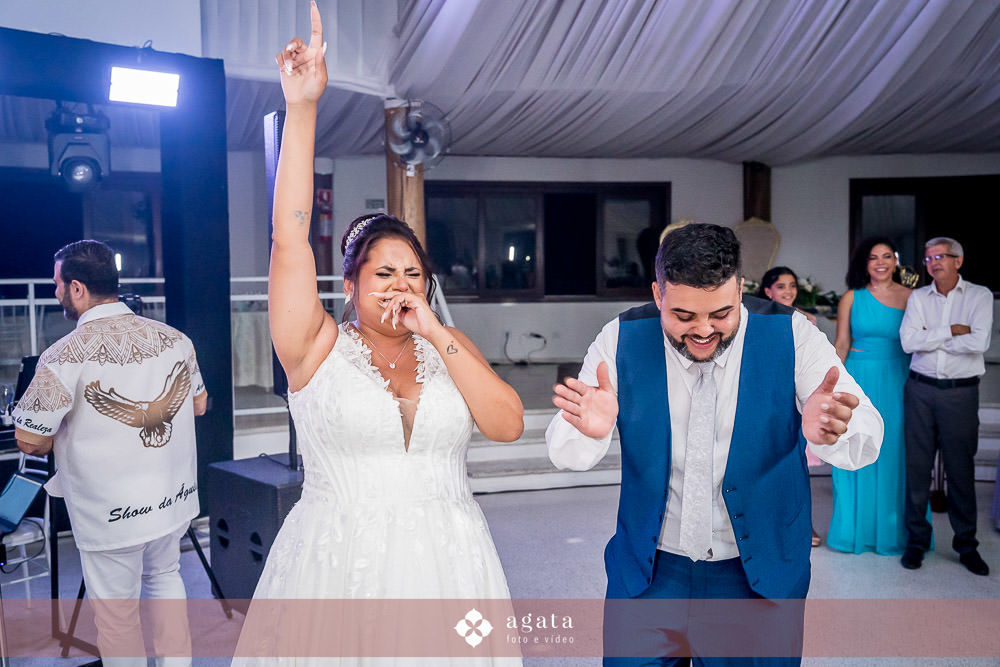 festa de casamento - entrada noivos - sitio do caqui - colombo - casamento em curitiba - casamento - noivos - fotografo de casamento - fotografo em curitiba - melhor fotogrrafo -buque da noiva - wedding - bride - noivo e noiva - festa - casamento festa