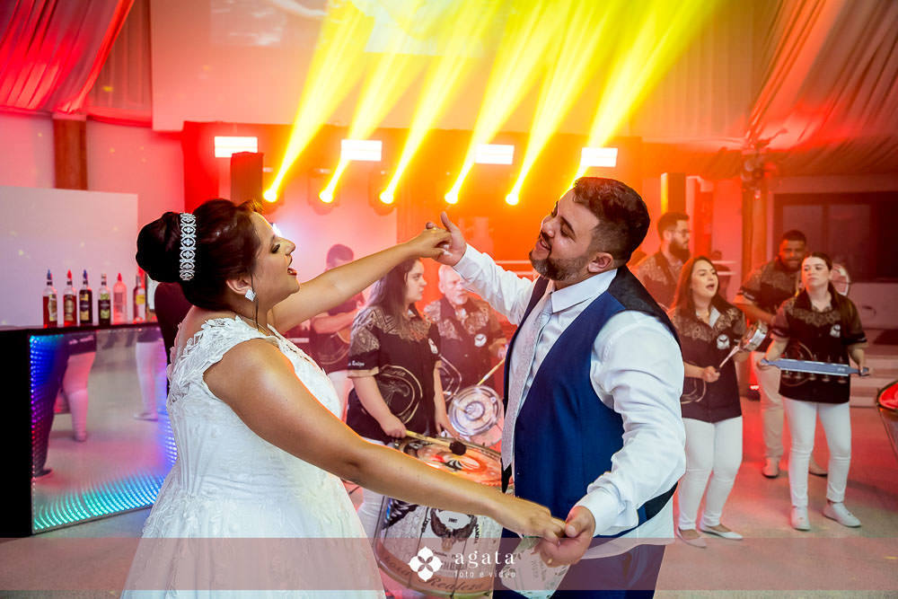 festa de casamento - entrada noivos - sitio do caqui - colombo - casamento em curitiba - casamento - noivos - fotografo de casamento - fotografo em curitiba - melhor fotogrrafo -bateria - wedding - bride - noivo e noiva - festa - casamento festa