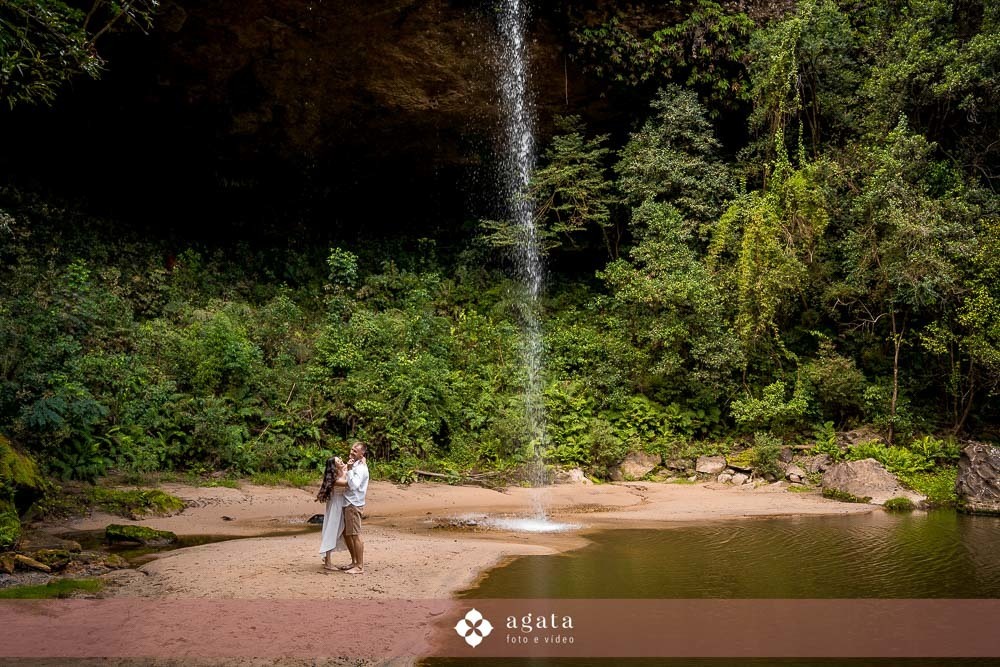 Ensaio de casal - pre wedding - curitiba - cachoeira - ensaio - fotografo curitiba - ensaio na cachoeira - ensaio na chuva - ensaio na trilha - melhor fotografo - melhor fotografia - wedding - bride