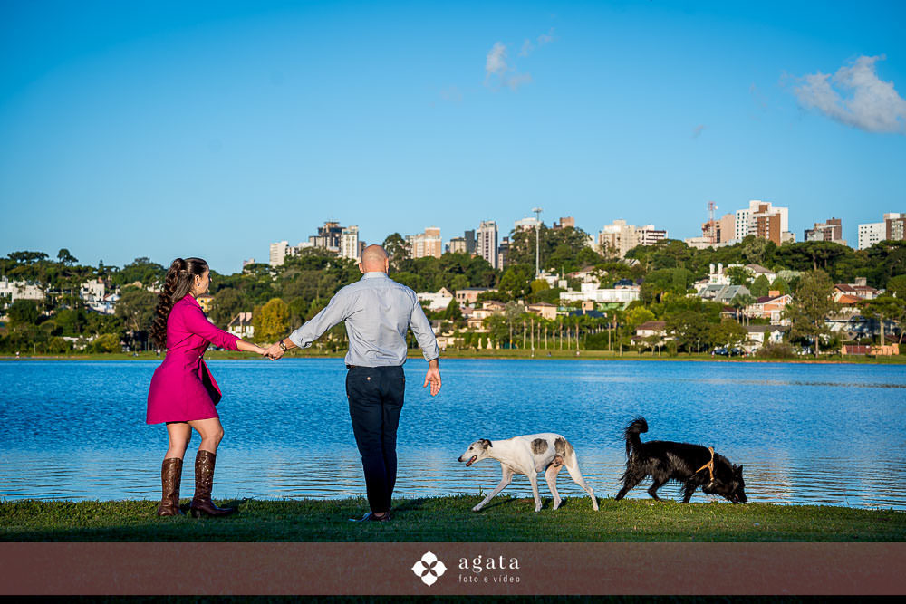 pre weddding-ensaio externo-ensaio de casal-fotografo curitiba-pre wedding no barigui-parque barigui-wedding-ensaio no parque-bride-noivas Curitiba-fotografo de casamento Curitiba-ensaio pre casamento no barigui-ensaio com pet-pre wedding com pet