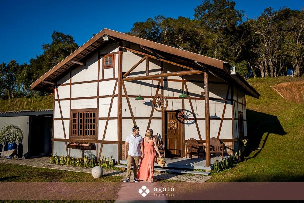 ensaio pré wedding-happy ranch curitiba-ensaio de casal-fotografo de casamento-fotografo curitiba-ensaio pre casamento-ensaio externo-casamento 2025-ensaio pre wedding com pet-lhasa apso-ensaio com pet-cachorro fofinho-ensaio chacara happy ranch 