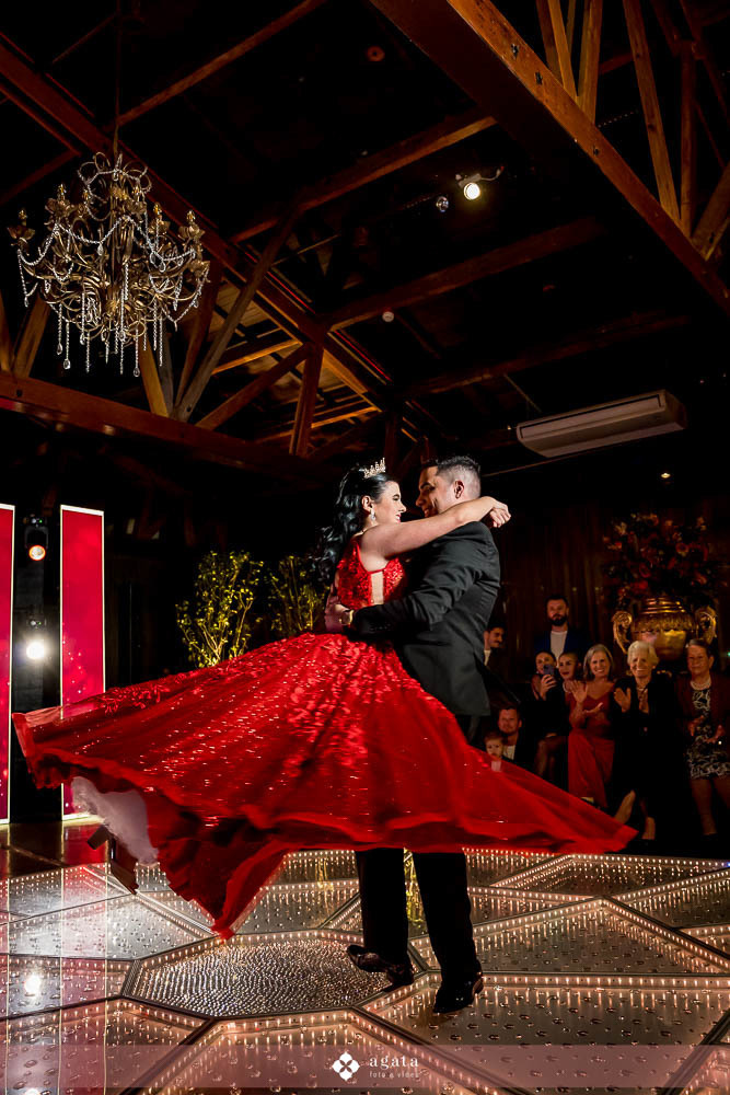 aniversário de 15 anos-XV anos-fotografo curitiba-fotografo de aniversario-mist eventos curitiba-festa de 15 anos-decoração curitiba-decoração vermelha-festa de 15 anos vermelho-debutante de vermelho-baile de 15 anos-valsa de 15 anos-story maker curitiba