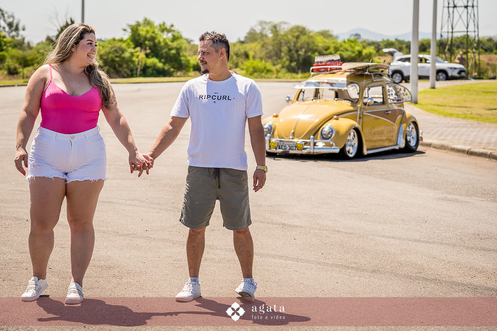 ensaio pre wedding-fusca-parque sao jose-casal de fusca-fotografo curitiba-clube do fusca-fotografo de casamento-fotografo sao jose dos pinhais-encontro de fusca-fusca personlizado-casal no fusca-fotos com fusca-fusca CWB-pre wedding no parque