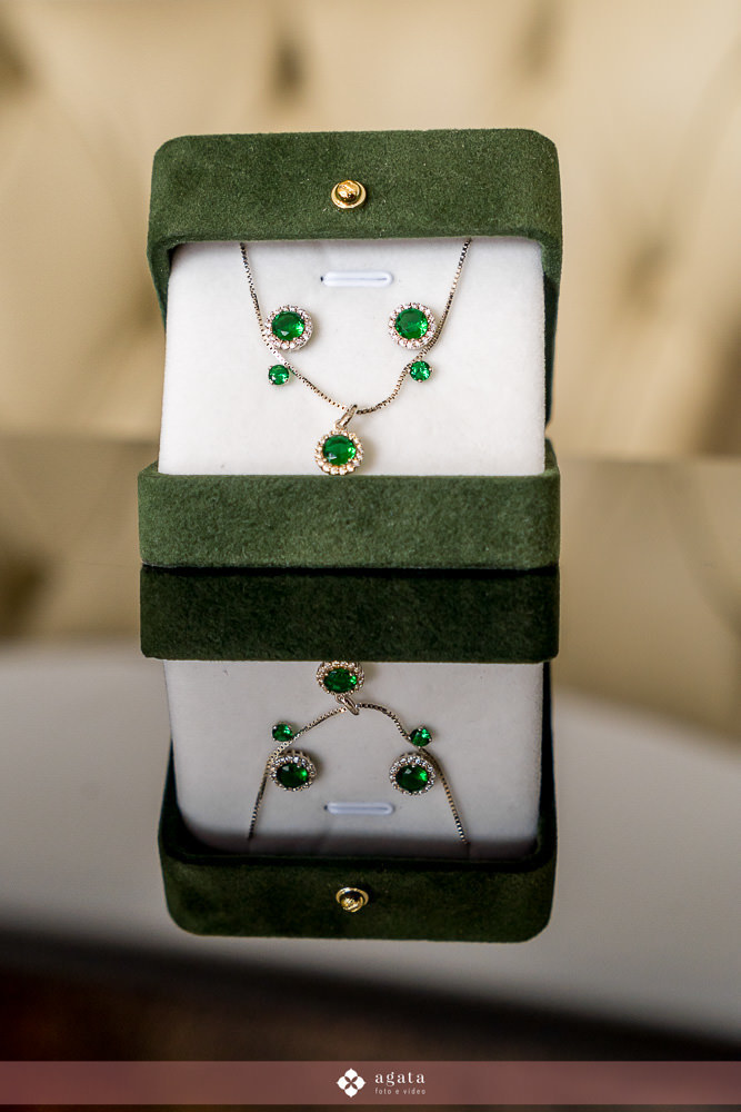 casamento catolico-casamento igreja catolica-fotografo de casamento-fotografo curitiba-fotografo de famiia-noivos catolicos-casamento na igreja-casamento2025-casamento CWB-casamento ao ar livre-making of da noiva-noiva com terço-rosário noiva-vestido  