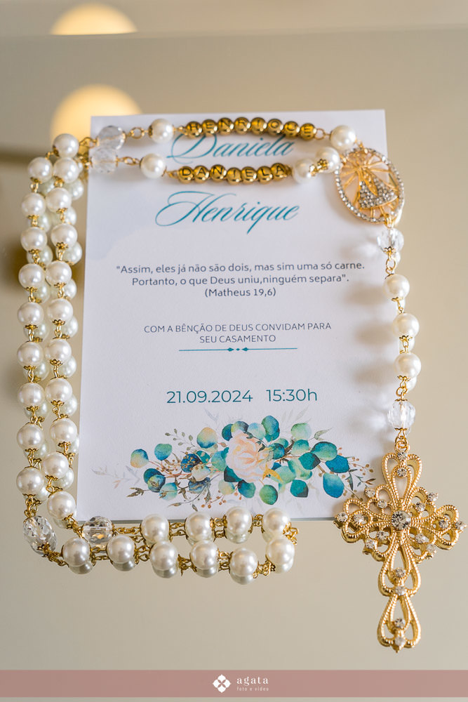 casamento catolico-casamento igreja catolica-fotografo de casamento-fotografo curitiba-fotografo de famiia-noivos catolicos-casamento na igreja-casamento2025-casamento CWB-casamento ao ar livre-making of da noiva-noiva com terço-rosário noiva-vestido  