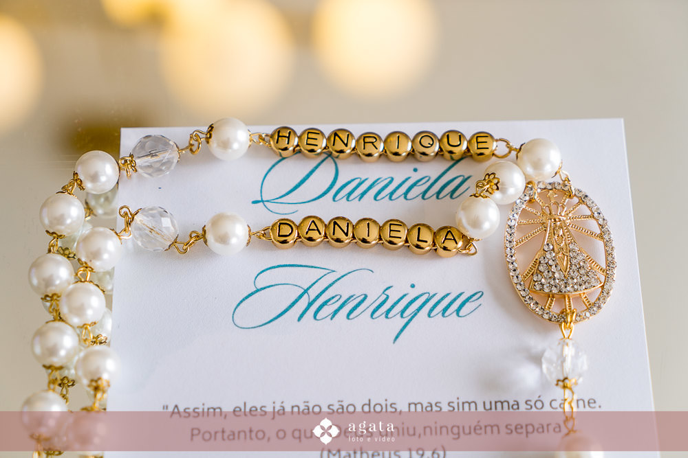 casamento catolico-casamento igreja catolica-fotografo de casamento-fotografo curitiba-fotografo de famiia-noivos catolicos-casamento na igreja-casamento2025-casamento CWB-casamento ao ar livre-making of da noiva-noiva com terço-rosário noiva-vestido  