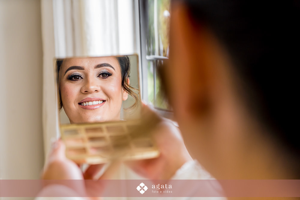 casamento catolico-casamento igreja catolica-fotografo de casamento-fotografo curitiba-fotografo de famiia-noivos catolicos-casamento na igreja-casamento2025-casamento CWB-casamento ao ar livre-making of da noiva-noiva com terço-rosário noiva-vestido  