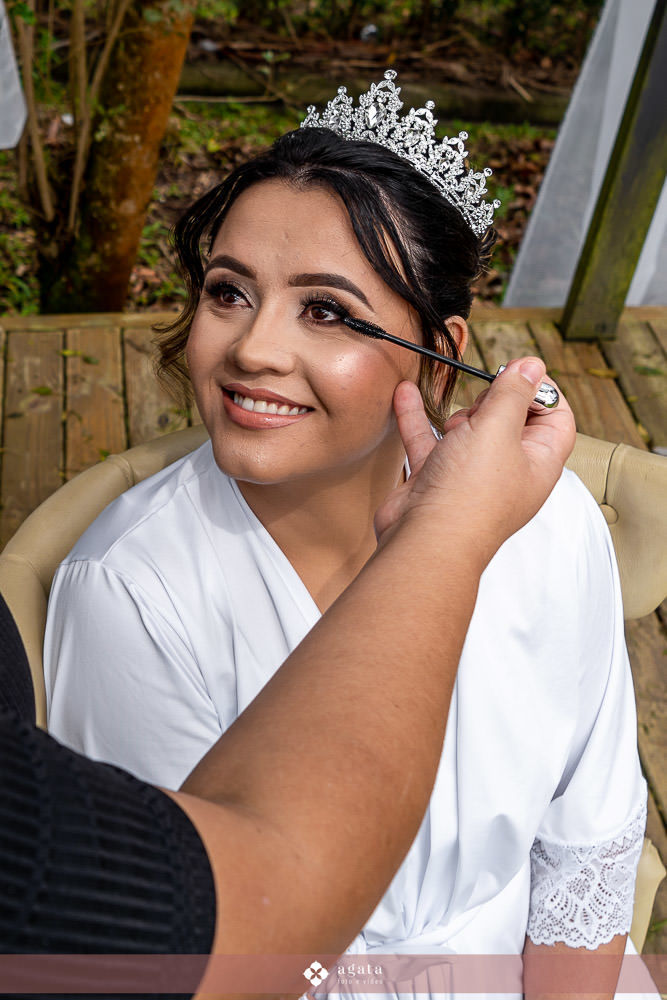 casamento catolico-casamento igreja catolica-fotografo de casamento-fotografo curitiba-fotografo de famiia-noivos catolicos-casamento na igreja-casamento2025-casamento CWB-casamento ao ar livre-making of da noiva-noiva com terço-rosário noiva-vestido  