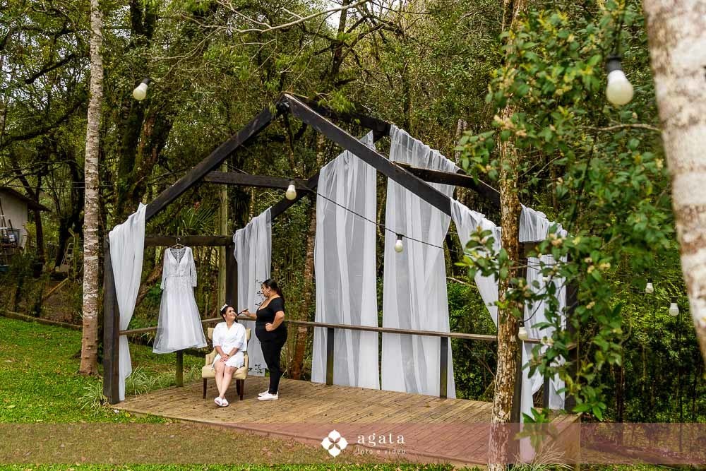 casamento catolico-casamento igreja catolica-fotografo de casamento-fotografo curitiba-fotografo de famiia-noivos catolicos-casamento na igreja-casamento2025-casamento CWB-casamento ao ar livre-making of da noiva-noiva com terço-rosário noiva-vestido  