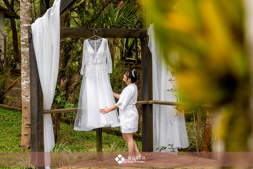 casamento catolico-casamento igreja catolica-fotografo de casamento-fotografo curitiba-fotografo de famiia-noivos catolicos-casamento na igreja-casamento2025-casamento CWB-casamento ao ar livre-making of da noiva-noiva com terço-rosário noiva-vestido  