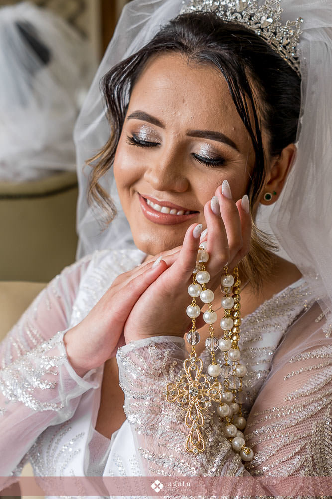 casamento catolico-casamento igreja catolica-fotografo de casamento-fotografo curitiba-fotografo de famiia-noivos catolicos-casamento na igreja-casamento2025-casamento CWB-casamento ao ar livre-making of da noiva-noiva com terço-rosário noiva-vestido  