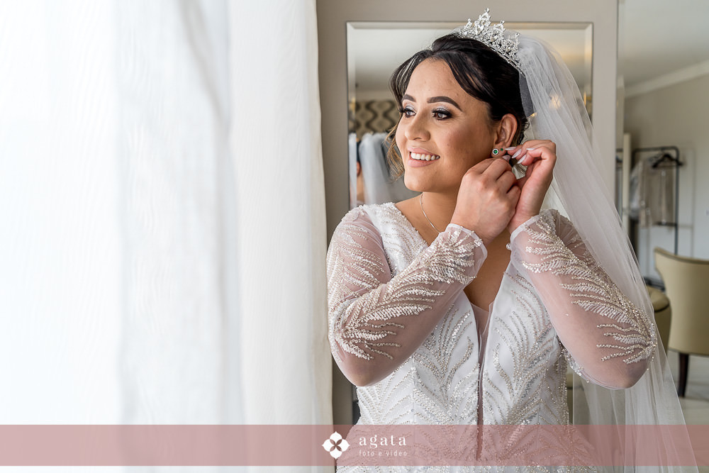 casamento catolico-casamento igreja catolica-fotografo de casamento-fotografo curitiba-fotografo de famiia-noivos catolicos-casamento na igreja-casamento2025-casamento CWB-casamento ao ar livre-making of da noiva-noiva com terço-rosário noiva-vestido  