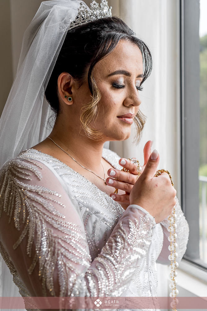 casamento catolico-casamento igreja catolica-fotografo de casamento-fotografo curitiba-fotografo de famiia-noivos catolicos-casamento na igreja-casamento2025-casamento CWB-casamento ao ar livre-making of da noiva-noiva com terço-rosário noiva-vestido  