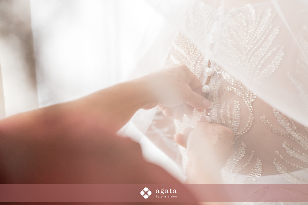 casamento catolico-casamento igreja catolica-fotografo de casamento-fotografo curitiba-fotografo de famiia-noivos catolicos-casamento na igreja-casamento2025-casamento CWB-casamento ao ar livre-making of da noiva-noiva com terço-rosário noiva-vestido  