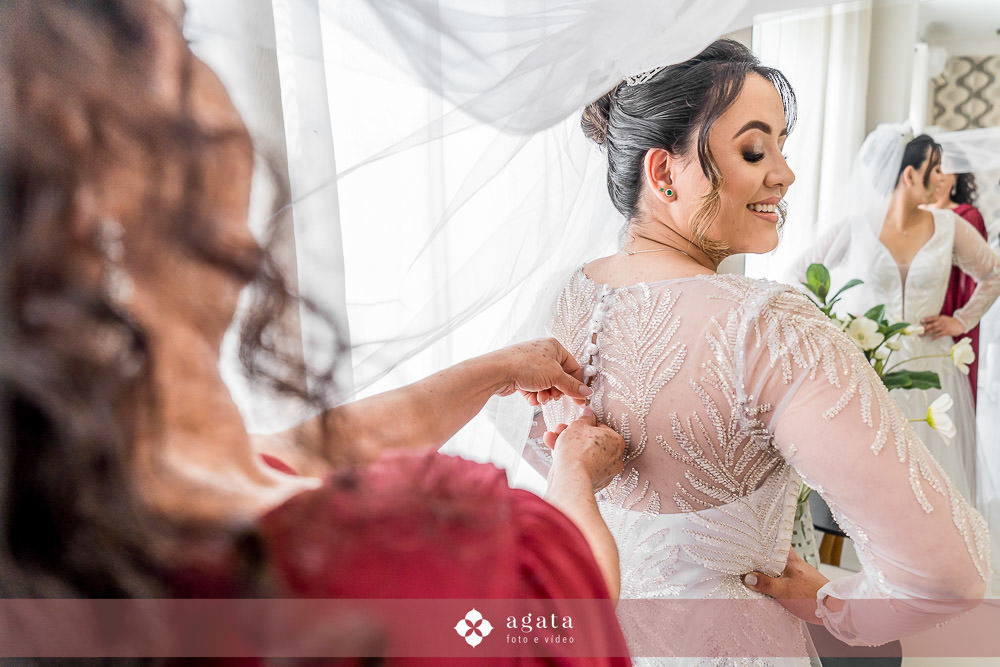 casamento catolico-casamento igreja catolica-fotografo de casamento-fotografo curitiba-fotografo de famiia-noivos catolicos-casamento na igreja-casamento2025-casamento CWB-casamento ao ar livre-making of da noiva-noiva com terço-rosário noiva-vestido  